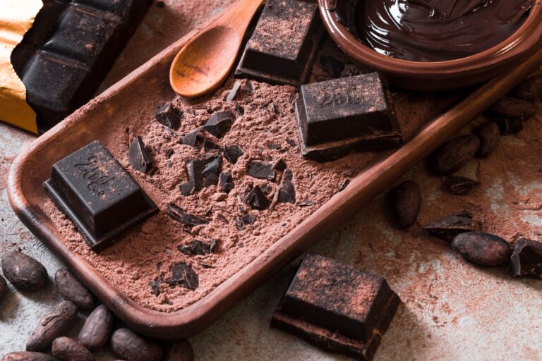 crushed-bar-chocolate-cocoa-powder-with-chocolate-sauce (1)
